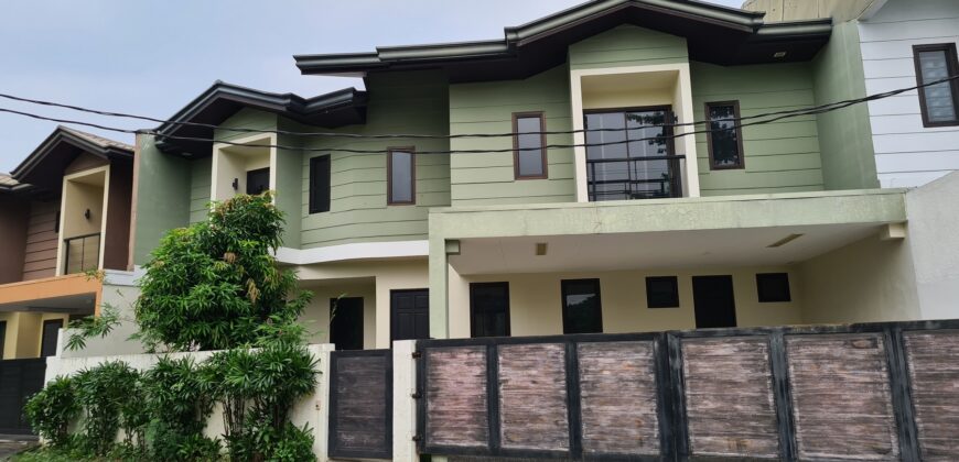 5BR/4Ba Big Townhouse in BF Homes, Paranaque