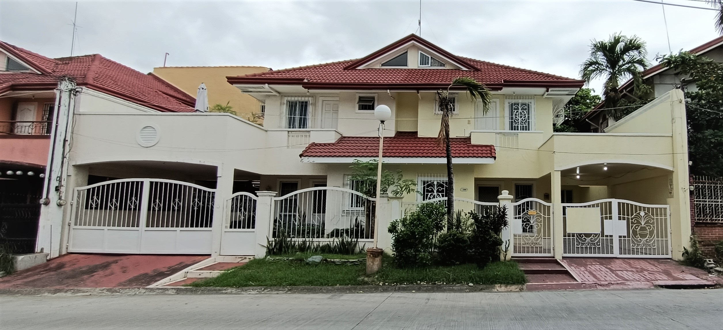 Duplex House For Sale in Bf Resort
