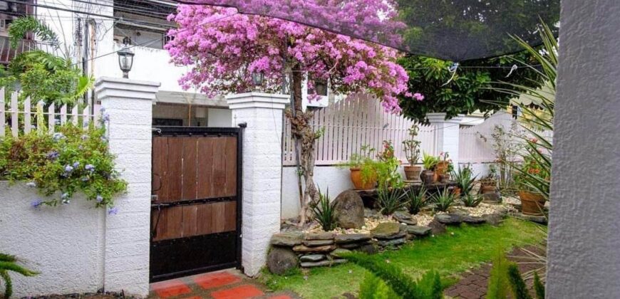Well maintained Bungalow in BF Homes Paranaque