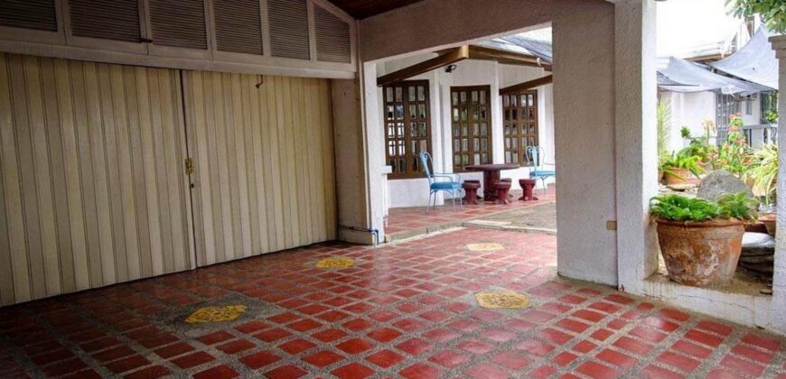 Well maintained Bungalow in BF Homes Paranaque