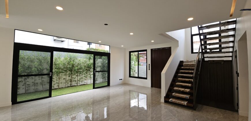 he Perfect Fusion of Luxury and Modernity: Brand New House in BF Homes Paranaque