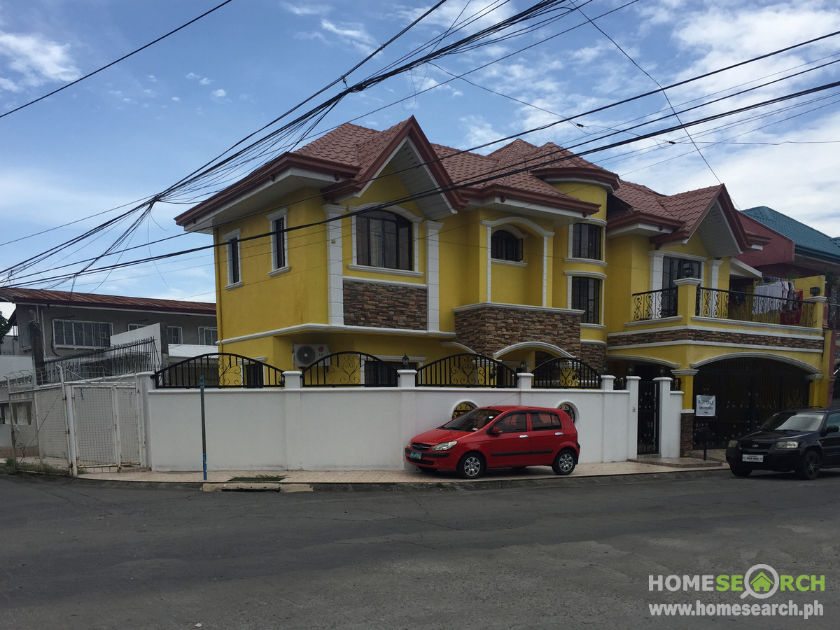 2-storey House with Swimming Pool in Corner Lot for Sale in BF Resort