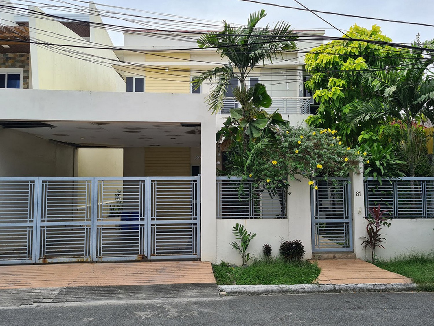 2-storey Modern House with Big Garden and Roof Deck For Sale in Pilar Village