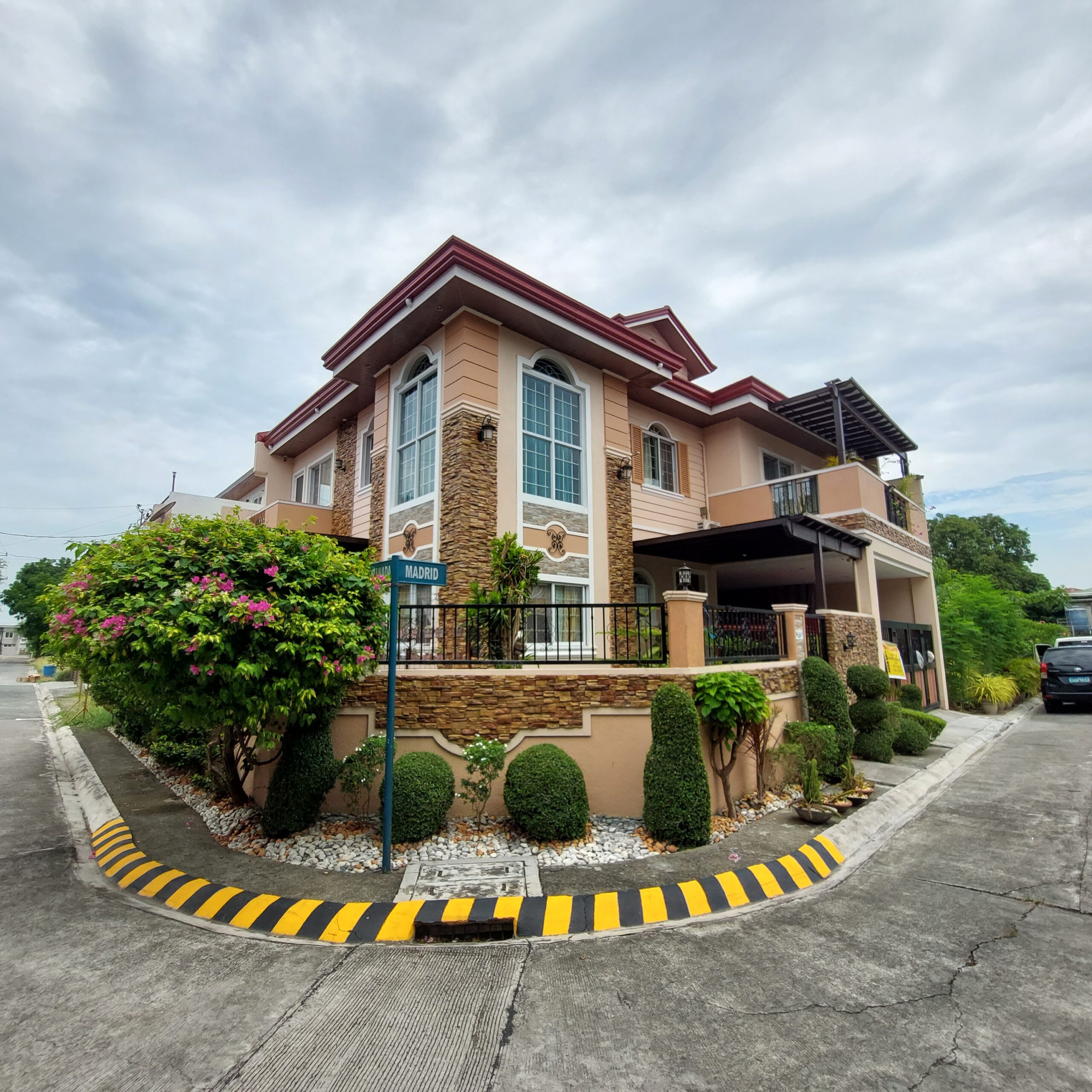 Corner House And Lot For Sale In Paranaque