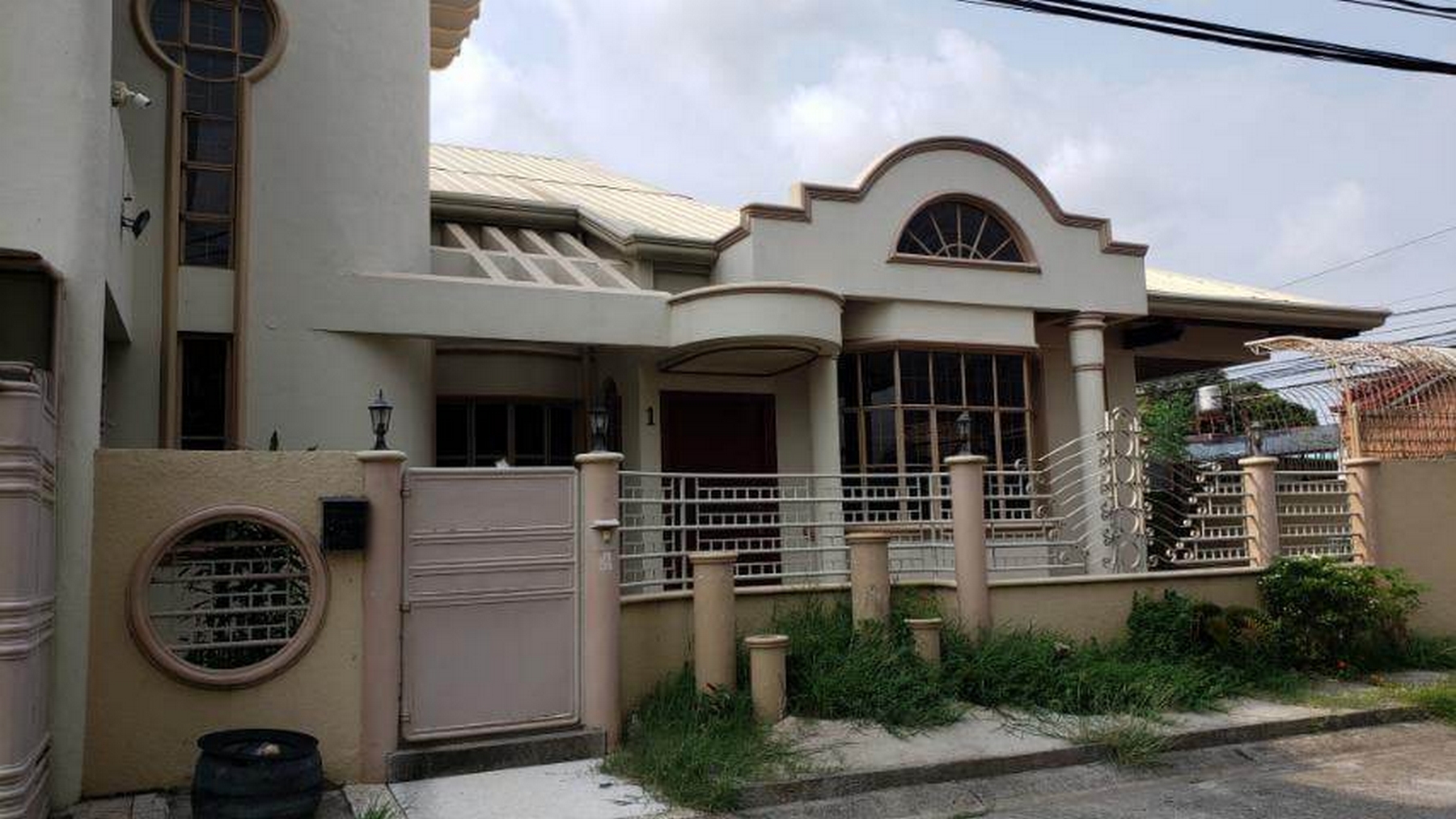 2 -Storey Corner House Well Maintained in in Pilar Village, Las Piñas