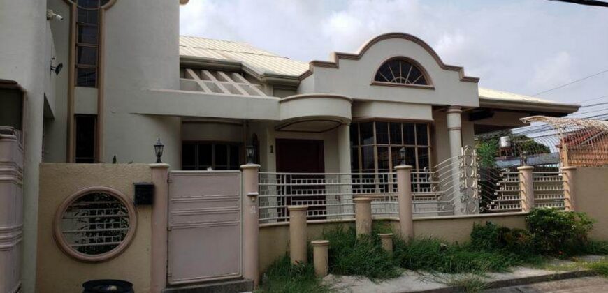 2 -Storey Corner House Well Maintained in in Pilar Village, Las Piñas