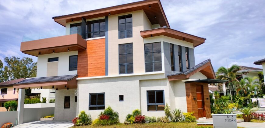 Gorgeous 3 Level Brand New Modern House in a Corner Through Lot in South Forbes Mansion Silang