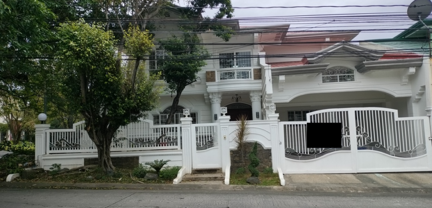 Sophisticated and Spacious Residence with Jacuzzi House And Lot for Sale in BF Resort Las Pinas