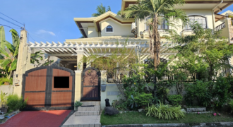 Sale or Rent: Duplex with Jacuzzi in Merville Paranaque