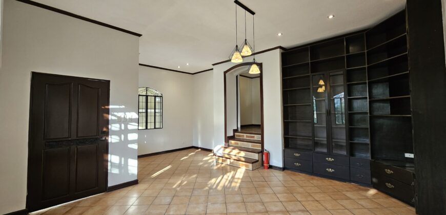 Sale or Rent: Duplex with Jacuzzi in Merville Paranaque
