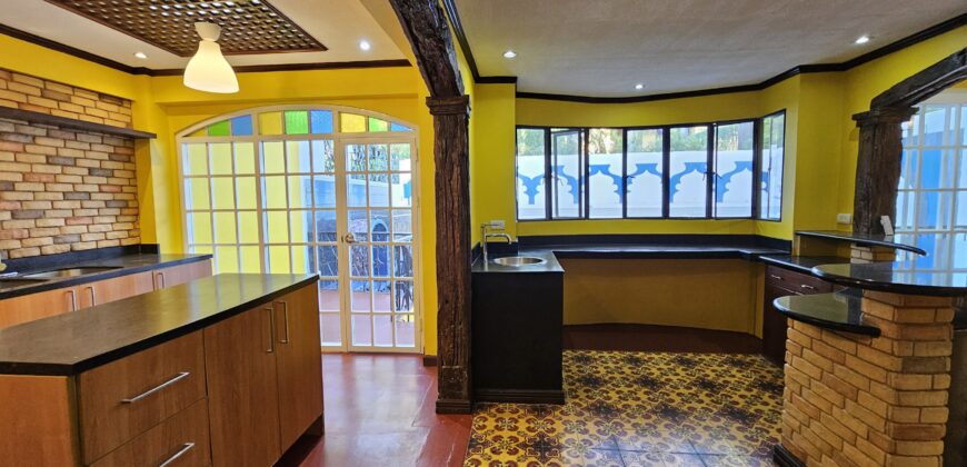Sale or Rent: Duplex with Jacuzzi in Merville Paranaque