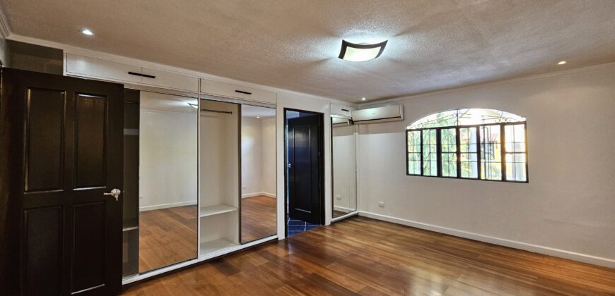 Sale or Rent: Duplex with Jacuzzi in Merville Paranaque
