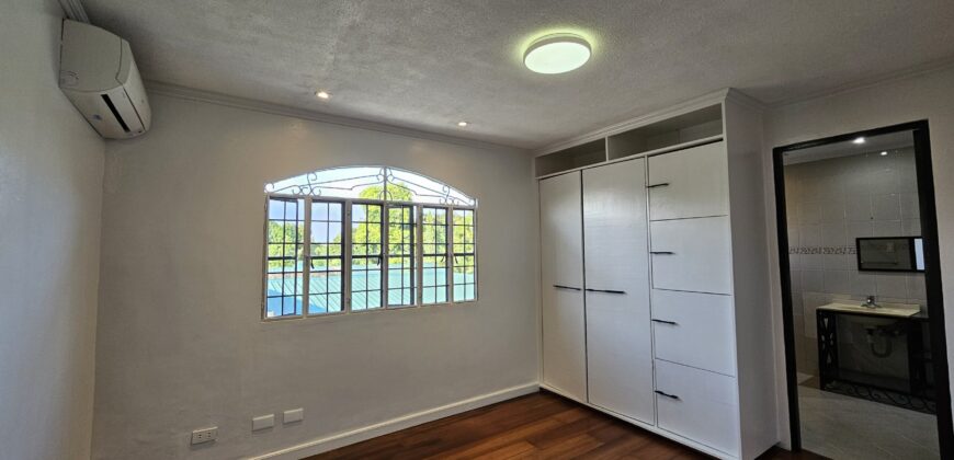 Sale or Rent: Duplex with Jacuzzi in Merville Paranaque
