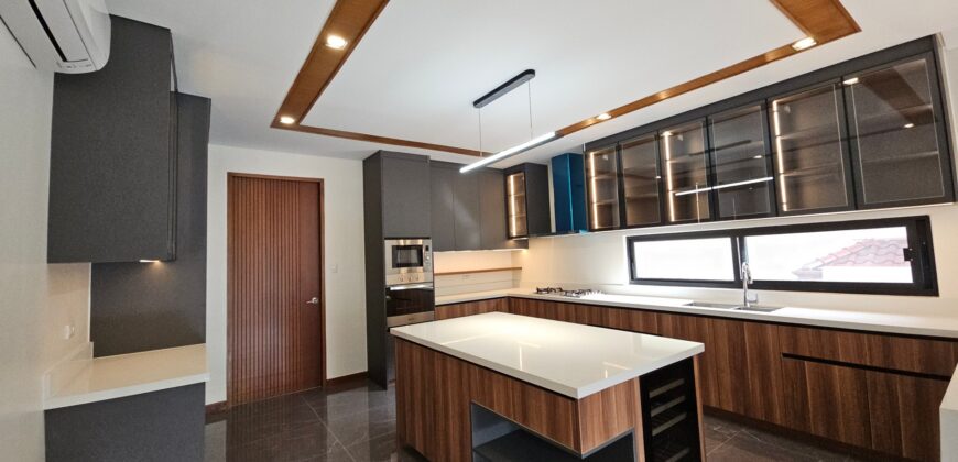 Cutting-edge Luxury Mansion with Elevator in Ayala Alabang