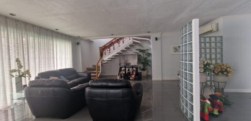 Fully Furnished House with Swimming Pool in BF Homes Paranaque
