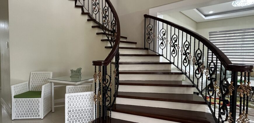 Corner 2 Storey House For Sale with View Deck Vibes in Tagaytay