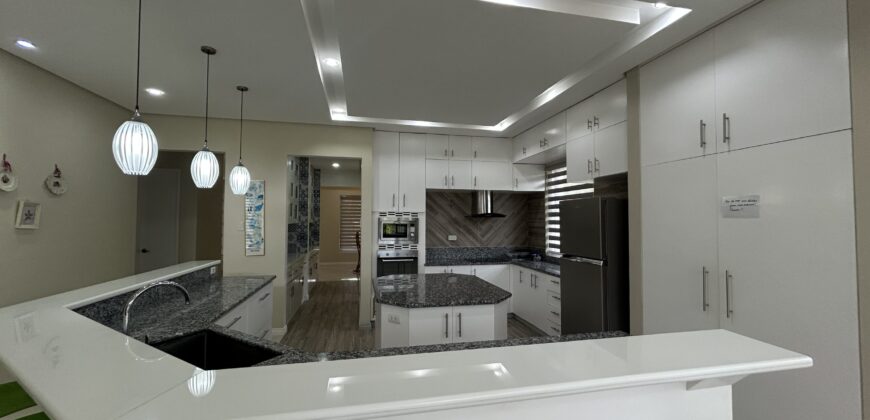 Corner 2 Storey House For Sale with View Deck Vibes in Tagaytay