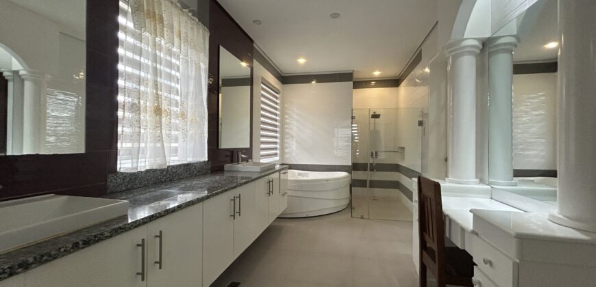 Corner 2 Storey House For Sale with View Deck Vibes in Tagaytay